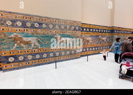 Berlin, Deutschland Löwen auf glasierten Backsteinen schmücken den rekonstruierten Prozessionsweg vom Ishtar-Tor im Pergamonmuseum. Stockfoto