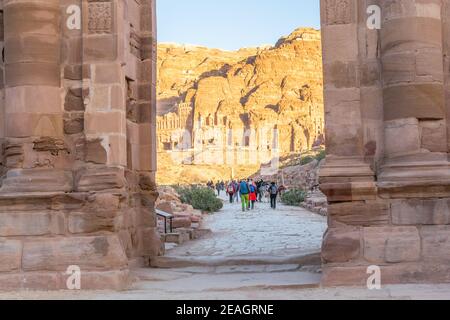 Temenos Tor vor dem Qasr al Bint in Petra, Jordanien Stockfoto