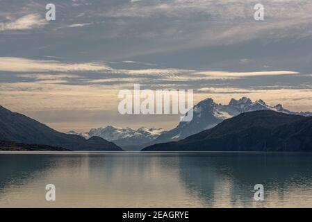 Der Ultima Esperanza Sound bei Sonnenuntergang, Puerto Natales, Chile Stockfoto