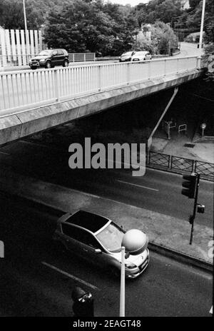 AJAXNETPHOTO. BOUGIVAL, FRANKREICH. - SEINE - STRASSENBRÜCKE, DIE DAS DORF BOUGIVAL MIT EINEM VORORT VON CROISSY SUR SEINE VERBINDET, ÜBER DIE HAUPTSTRASSE D113 NACH PORT MARLY. DIE IMPRESSIONISTISCHEN KÜNSTLER DES 19TH. JAHRHUNDERTS ALFRED SISLEY UND CAMILLE PISSARRO MACHTEN STUDIEN ÜBER DÖRFER UND DAS FLUSSLEBEN IN DER NÄHE.FOTO:JONATHAN EASTLAND/AJAX REF:CD1545 12 Stockfoto