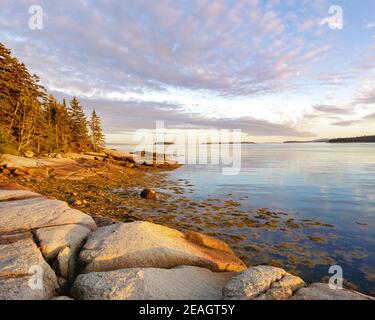 Deer Isle, Maine: Farbenprächtiger Sonnenuntergang entlang der Küste der Jericho Bay Stockfoto