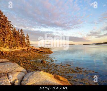 Deer Isle, Maine: Farbenprächtiger Sonnenuntergang entlang der Küste der Jericho Bay Stockfoto