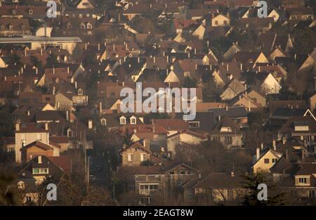 AJAXNETPHOTO. LOUVECIENNES, FRANKREICH. - BLICK VON DEN HÖHEN NORD-ÖSTLICH DES DORFZENTRUMS MIT BLICK AUF DIE SEINE IN RICHTUNG VORORT VON CROISSY SUR SEINE; STANDORTE IN DER GEGEND VON 19TH JAHRHUNDERT IMPRESSIONISTEN MALER WIE ALFRED SISLEY, CAMILLE PISSARRO, AUGUSTE RENOIR UND ANDERE VOR DER MODERNEN NEUGESTALTUNG DER LANDSCHAFT BESUCHT. FOTO: JONATHAN EASTLAND/AJAX REF: D1X90301 2054 Stockfoto