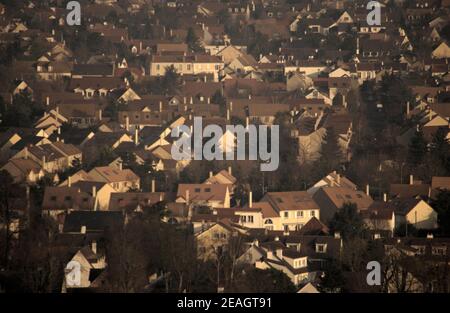 AJAXNETPHOTO. LOUVECIENNES, FRANKREICH. - BLICK VON DEN HÖHEN NORD-ÖSTLICH DES DORFZENTRUMS MIT BLICK AUF DIE SEINE IN RICHTUNG VORORT VON CROISSY SUR SEINE; STANDORTE IN DER GEGEND VON 19TH JAHRHUNDERT IMPRESSIONISTEN MALER WIE ALFRED SISLEY, CAMILLE PISSARRO, AUGUSTE RENOIR UND ANDERE VOR DER MODERNEN NEUGESTALTUNG DER LANDSCHAFT BESUCHT. FOTO: JONATHAN EASTLAND/AJAX REF: D1X90301 2055 Stockfoto