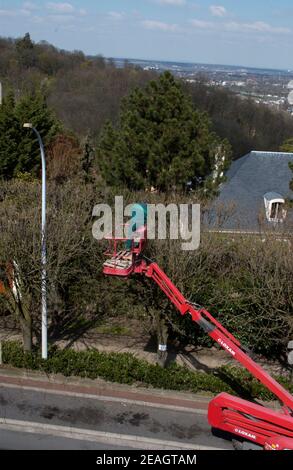 AJAXNETPHOTO. LOUVECIENNES, FRANKREICH. - TRIMMER - FRÜHJAHRSSCHNITT BÄUME AUF DEN HÖHEN DER WESTLICHEN VORORTE VON LOUVECIENNES; WEIT DARÜBER HINAUS SIND VORORTE VON CROISSY UND LE VESINET. FOTO: JONATHAN EASTLAND/AJAX REF: D1X60504 913 Stockfoto