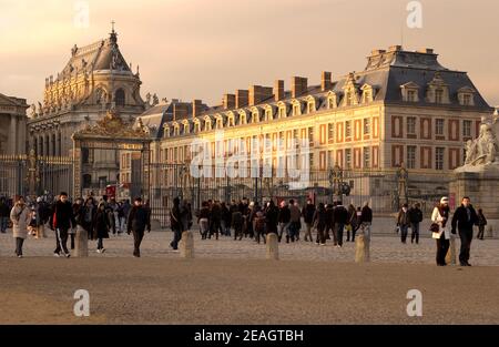 AJAXNETPHOTO. VERSAILLES, FRANKREICH. - SUN KING PALACE - VOM PARKPLATZ AUS GESEHEN.FOTO:JONATHAN EASTLAND/AJAX REF:D1X90301 2038 Stockfoto