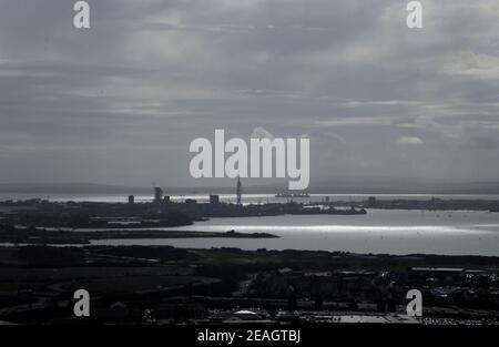 AJAXNETPHOTO. 2007. PORTSMOUTH, ENGLAND. - NATÜRLICHER HAFEN. - BLICK VOM HÜGEL PORTSDOWN IN RICHTUNG STADT UND WERFTEN, MIT DEM SOLENT JENSEITS. FOTO: JONATHAN EASTLAND/AJAX REF: D1X70703 102 Stockfoto