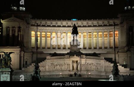 AJAXNETPHOTO. 2015. ROM, ITALIEN. - NATIONALDENKMAL - GIUSEPPE SACCONI ENTWARF DENKMAL FÜR VITTORIO EMANUELLE II. ERSTER KÖNIG VON VEREINTES ITALIEN, ERBAUT ZWISCHEN 1885-1935.FOTO:JONATHAN EASTLAND/AJAX REF:GXR151012 5697 2 Stockfoto