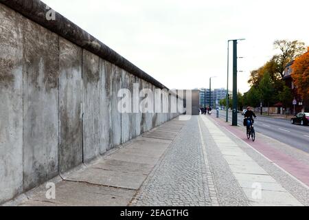 Berlin, Deutschland Ein erhaltener Teil der Mauer am Dokumentationszentrum der Gedenkstätte C der Berliner Mauer in der Bernauer Straße. Stockfoto