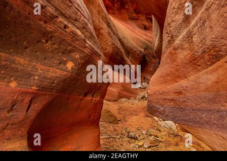 Der atemberaubend schöne schmale Slot Canyon, bekannt als Red Canyon, auch bekannt als Peek-a-Boo Canyon, in der Nähe von Kanab, Utah, USA Stockfoto