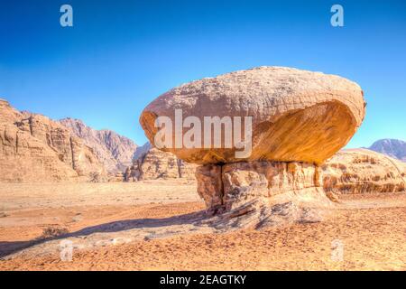 Pilzgestein in der Wadi Rum Wüste in Jordanien Stockfoto