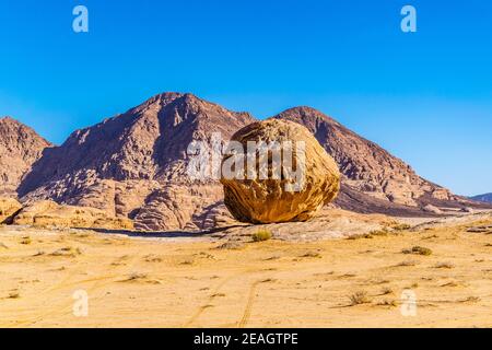 Runde Felsformationen in der Wadi Rum Wüste in Jordanien Stockfoto