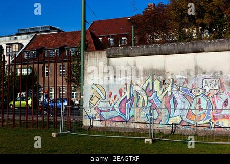 Berlin, Deutschland Berlin, Deutschland ein Teil der Gedenkstätte Berliner Mauer ist die tatsächlich erhaltene Berliner Mauer. Andere Teile sind Skulptur (links), wo die Wand Stockfoto