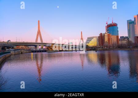 Boston Leonard P. Zakim Bunker Hill Memorial Bridge und Charles River bei Sonnenuntergang mit Dämmerung, Boston, Massachusetts, USA. Stockfoto