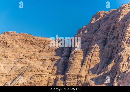 Kleiner Steinbogen an einer Spitze eines Berges an wadi Rum in Jordanien Stockfoto