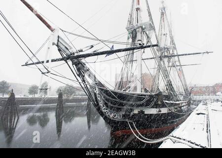 Boston, Usa. Februar 2021, 07th. Die US Navy Segelschiff USS Constitution ist mit Schnee während eines Wintersturms auf der historischen Charlestown Navy Yard 7. Februar 2021 in Boston, Massachusetts bedeckt. Die Verfassung, ist das älteste beauftragte Kriegsschiff über Wasser, und spielte eine entscheidende Rolle in den Barbarenkriegen und dem Krieg von 1812, aktiv verteidigen Seewege von 1797 bis 1855. Quelle: Planetpix/Alamy Live News Stockfoto