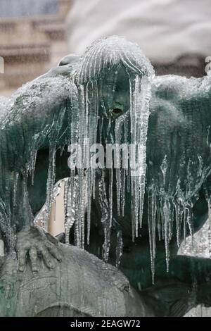 London, Großbritannien. Februar 2021, 09. UK Wetter: Ein eisbedeckter gefrorener Brunnen am Trafalgar Square. Kaltes Wetter durch Sturm Darcy verursacht. Quelle: Waldemar Sikora Stockfoto