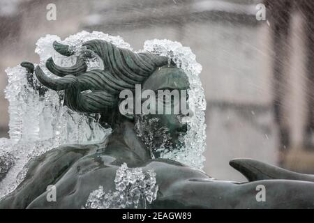London, Großbritannien. Februar 2021, 09. UK Wetter: Ein eisbedeckter gefrorener Brunnen am Trafalgar Square. Kaltes Wetter durch Sturm Darcy verursacht. Quelle: Waldemar Sikora Stockfoto