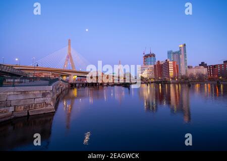 Boston Leonard P. Zakim Bunker Hill Memorial Bridge und Charles River bei Sonnenuntergang mit Dämmerung, Boston, Massachusetts, USA. Stockfoto