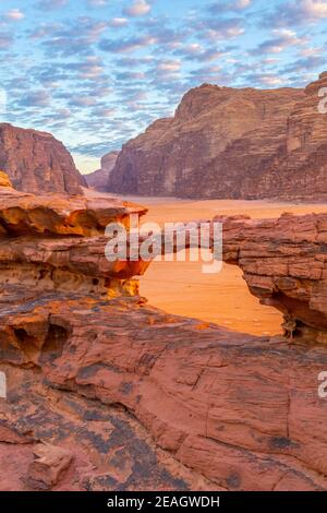 Kleine Felsbrücke im Wadi Rum, Jordanien Stockfoto