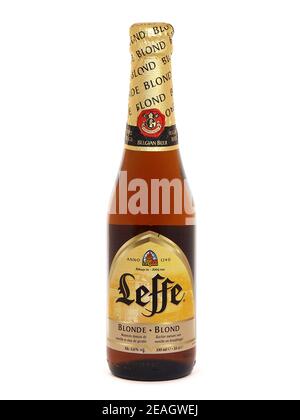 BUKAREST, RUMÄNIEN - 4. AUGUST 2017. Flasche Leffe Blonde Bier. Leffe ist eine Premium-Biermarke im Besitz von InBev Belgien Stockfoto