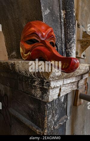 Theatermaske aus Leder von Il Capitano (der Kapitän) vom Künstler Carlo Setti aus Venedig, der sich auf Commedia Dell'Arte Masken spezialisiert hat. Stockfoto