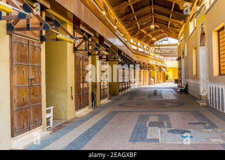 Blick auf einen leeren Souq in Kuwait. Stockfoto