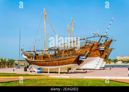 Blick auf ein Dhow-Schiff vor dem Marinemuseum in Kuwait. Stockfoto