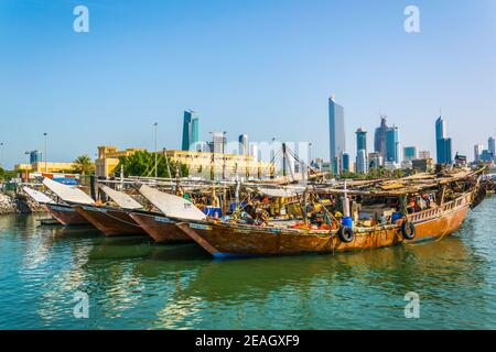 Blick auf einen Dhow-Hafen in Kuwait. Stockfoto
