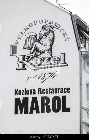 Velkopopovický Kozel, Werbung für Kozel Bier auf der Fassade eines Mehrfamilienhauses in Prag Smichov am 10. Februar 2021 in Prag, CZ gemalt Stockfoto