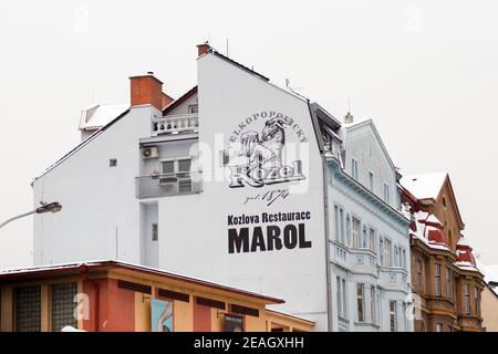 Velkopopovický Kozel, Werbung für Kozel Bier auf der Fassade eines Mehrfamilienhauses in Prag Smichov am 10. Februar 2021 in Prag, CZ gemalt Stockfoto