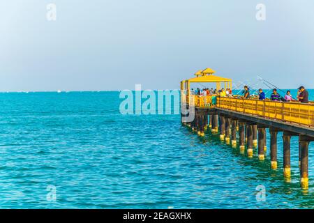 Blick auf einen Pier, der in das Meer in Kuwait eindringt Stockfoto