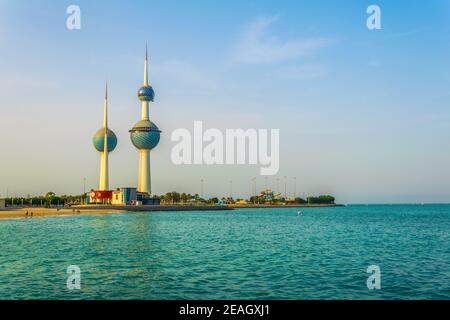 Blick auf die Kuwait Towers - das bekannteste Wahrzeichen von Kuwait City. Stockfoto