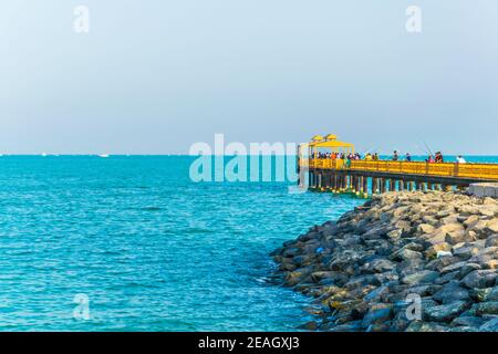 Blick auf einen Pier, der in das Meer in Kuwait eindringt Stockfoto