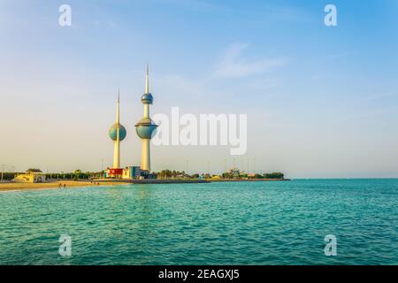 Blick auf die Kuwait Towers - das bekannteste Wahrzeichen von Kuwait City. Stockfoto