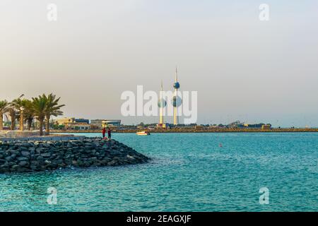 Blick auf die Kuwait Towers - das bekannteste Wahrzeichen von Kuwait City. Stockfoto