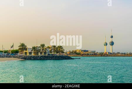 Blick auf die Kuwait Towers - das bekannteste Wahrzeichen von Kuwait City. Stockfoto