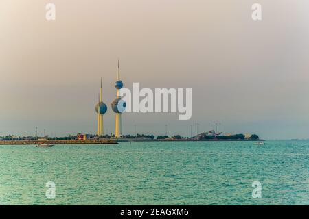 Blick auf die Kuwait Towers - das bekannteste Wahrzeichen von Kuwait City. Stockfoto