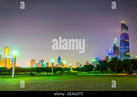 Blick auf die corniche - Promenade in Kuwait während der Nacht Stockfoto