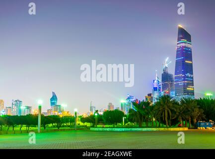 Blick auf die corniche - Promenade in Kuwait während der Nacht Stockfoto