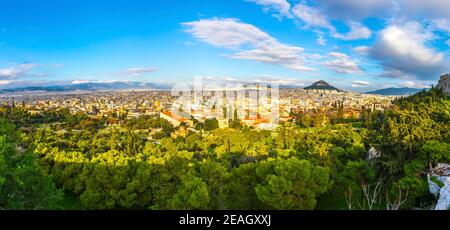 Panorama-Luftaufnahme der Stadt Athen, Attika, Griechenland. Blick auf die Skyline vom Areopagus Hügel. Lycabettus Hill auf der rechten Seite. Sonniger Herbsttag Stockfoto