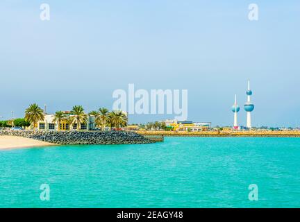 Blick auf die Kuwait Towers - das bekannteste Wahrzeichen von Kuwait City. Stockfoto