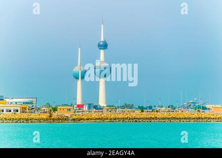 Blick auf die Kuwait Towers - das bekannteste Wahrzeichen von Kuwait City. Stockfoto