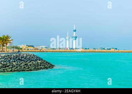Blick auf die Kuwait Towers - das bekannteste Wahrzeichen von Kuwait City. Stockfoto