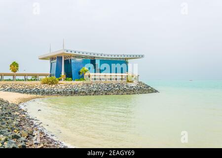 Blick auf ein Restaurant am Meer in Kuwait. Stockfoto