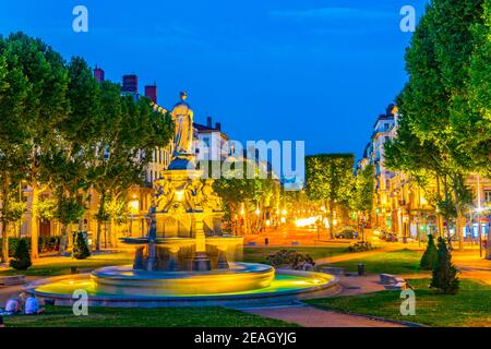 Nachtansicht eines Brunnens in einem Park in Lyon, Frankreich Stockfoto
