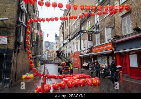 09. Februar 2021. London, Großbritannien. Mitglieder der chinesischen Gemeinschaft haben in Londons Chinatown rote Laternen-Straßendekorationen aufgesetzt. Aufgrund der aktuellen Covid-19-Sperrbeschränkungen wird es keine jährlichen öffentlichen Feierlichkeiten zum Jahr der Ratte geben. . Foto von Ray Tang Stockfoto