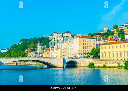 Kirche des Heiligen Georg hinter pont Bonaparte in Lyon, Frankreich Stockfoto