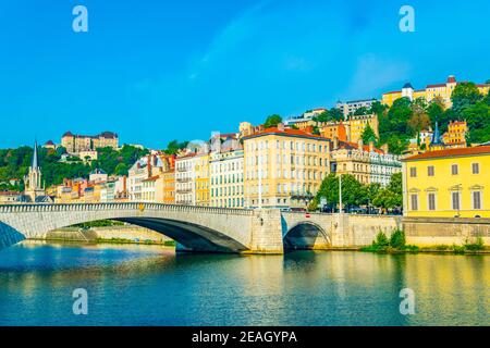 Kirche des Heiligen Georg hinter pont Bonaparte in Lyon, Frankreich Stockfoto