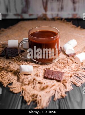 Kakao aus heißer Schokolade mit Marshmallows in einer schönen Schüssel Stockfoto